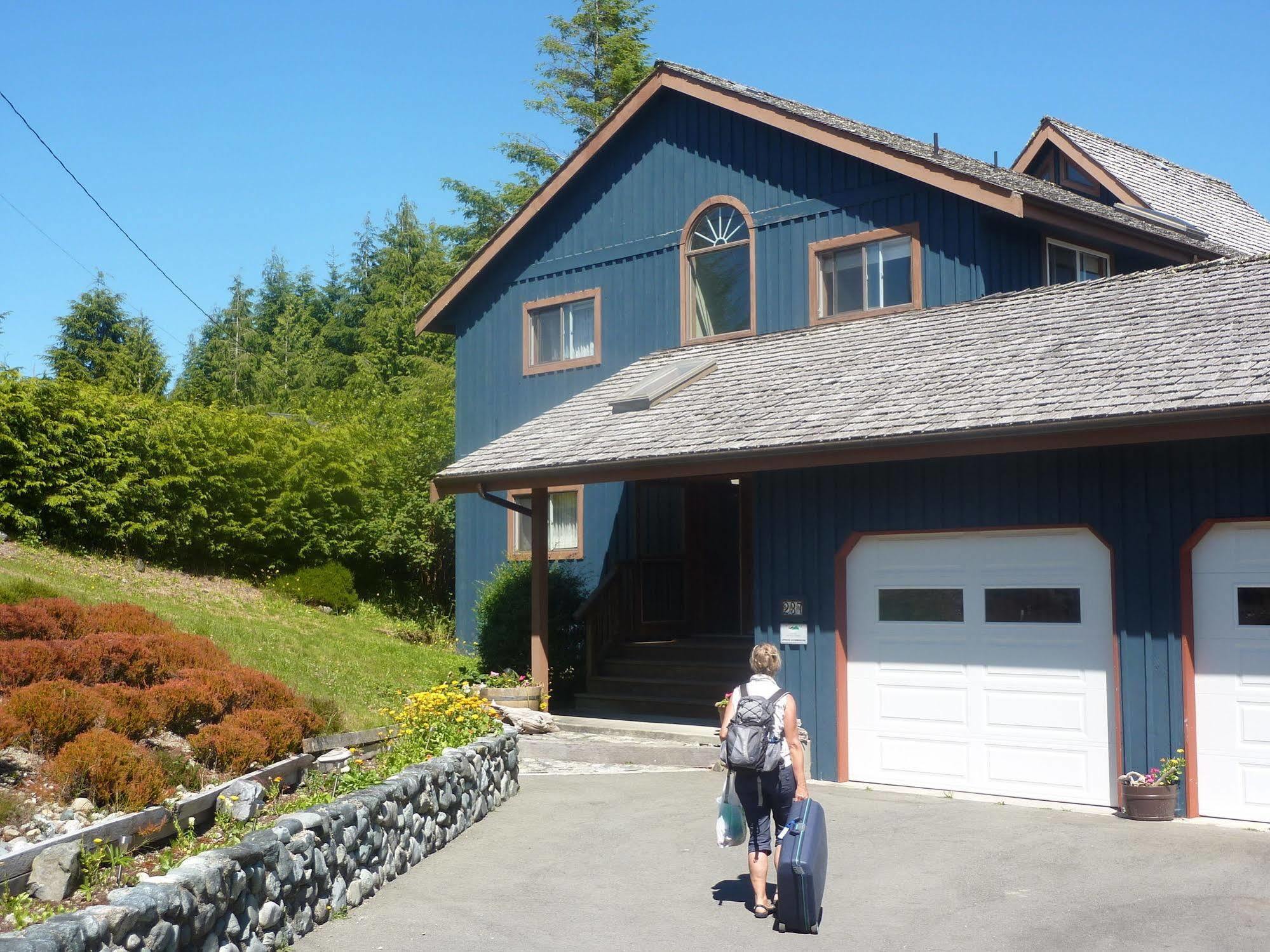 Moon And Sixpence Bed & Breakfast Ucluelet Exterior photo